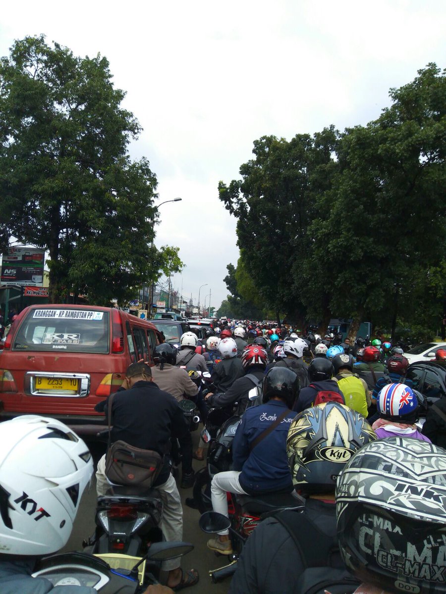 TMCPoldaMetro's tweet photo. 09:18 Kondisi arus lalin depan Lubang Buaya Jaktim kedua arahpadat merayap https://t.co/I2T867LTi5