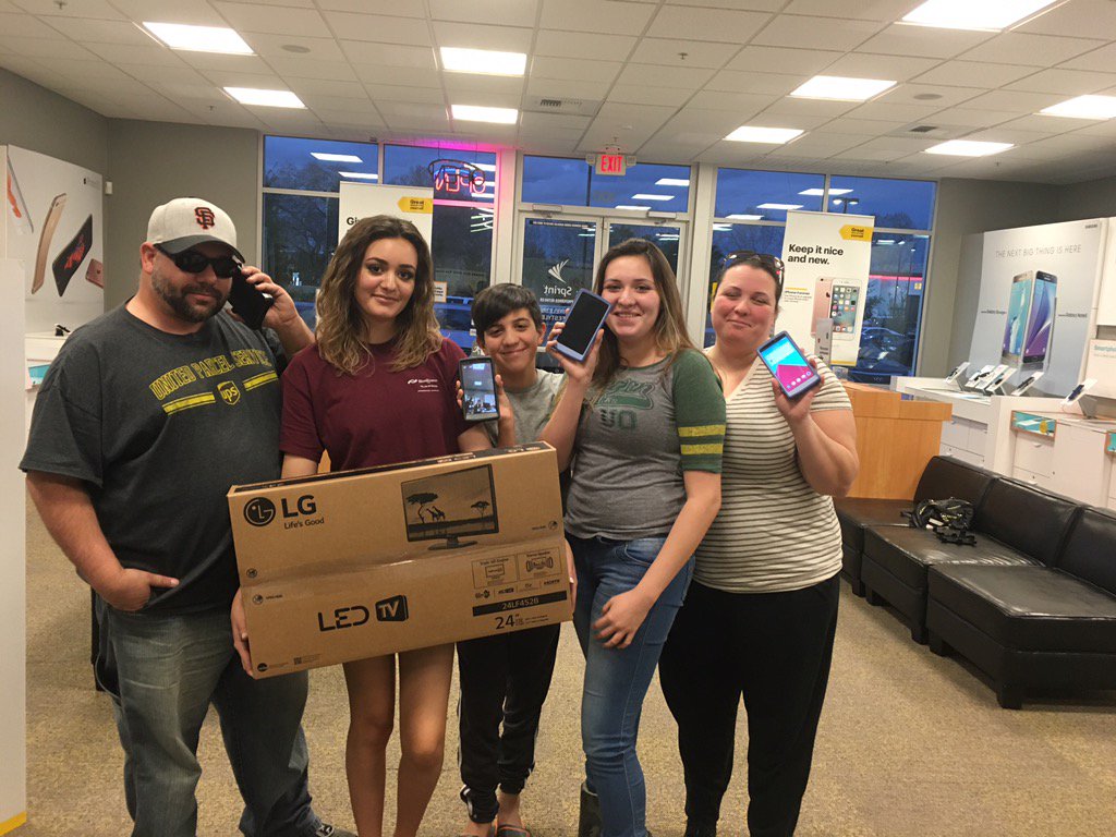 IKE_WL's tweet photo. Happy family with 5 G4's and a free TV! Fully loaded! @WL_NorCal @SellWithLG @wl_byoung @wl_saw https://t.co/CUB5Alyynv
