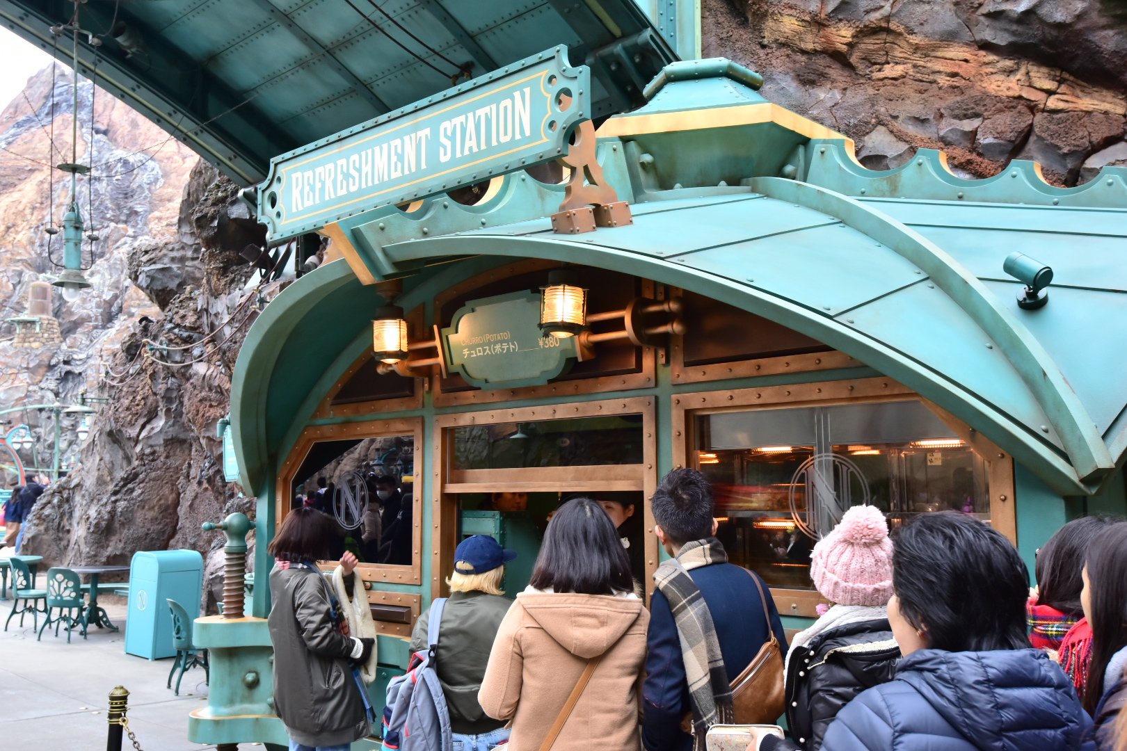 Disney Colors クロロ 今日からtdsメニュー販売場所がいくつか変更 餃子ドッグ を売ってたお店で新メニューのポテトチュロスを販売 餃子ドッグは ノーチラスギャレー に移動 キャストさんも説明に追われてます T Co 51onj4vvku