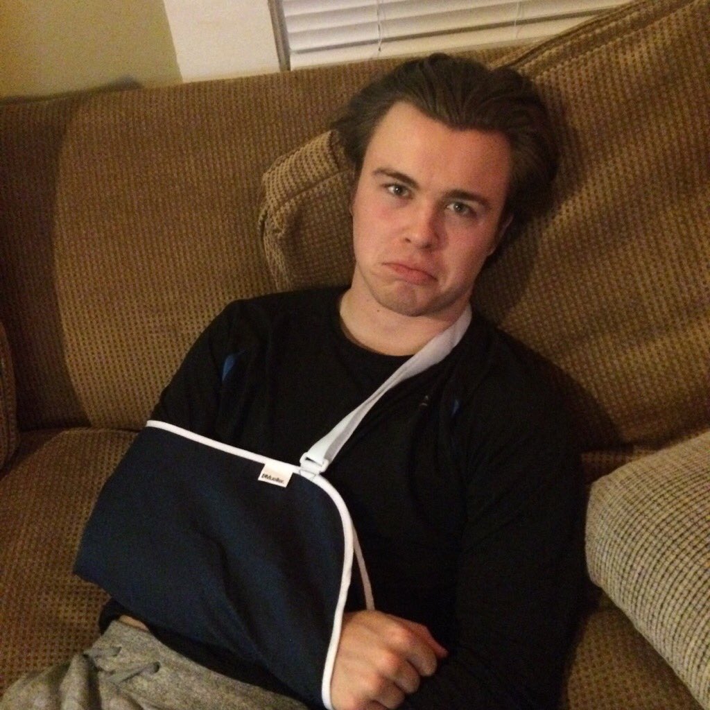 _the_casa_'s tweet photo. Plz keep roommate Michael in your prayers. He dislocated his shoulder cleaning his dishes for the 1st time-God bless https://t.co/RKraYptPor