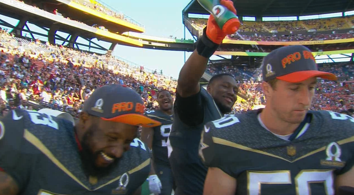 ESPNNFL's tweet photo. Mini Gatorade bath. https://t.co/pgQtwaghr4