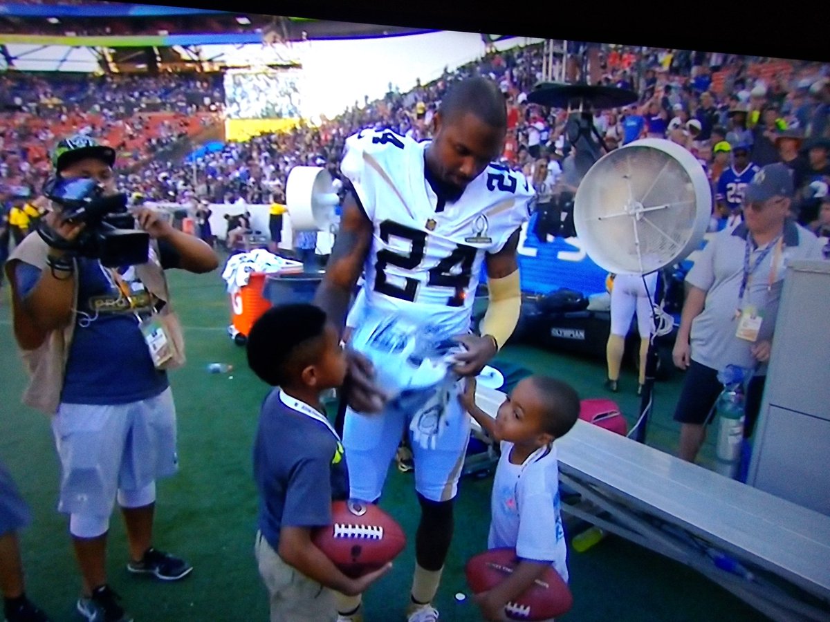 AU1265GB's tweet image. Thank you @CwoodsonF 
Love you man! 
#PackerForLife #24