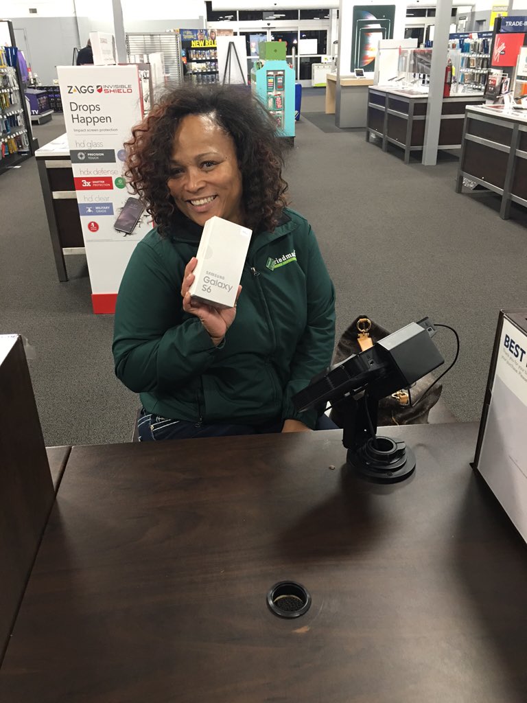 ronni_ronn's tweet photo. Bye T-MOBILE!! Welcome Ms.Shannon to the family. #SprintFamily #sprintevents #sprint @GuyShane https://t.co/bwDijLPaVJ