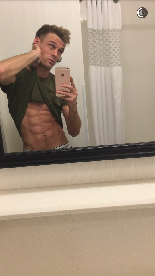 AaronCaUpDates's tweet photo. @aaroncarter in snapchat. https://t.co/ZEJsdLKSWB