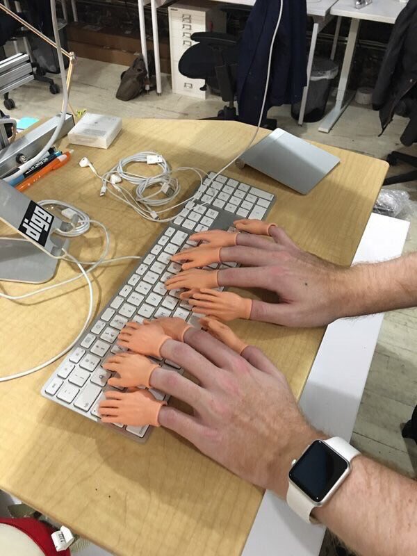 panhpouth's tweet photo. Quand tu essayes de répondre à une discussion de groupe mais que ça va trop vite... https://t.co/J4ffR1Bn2p