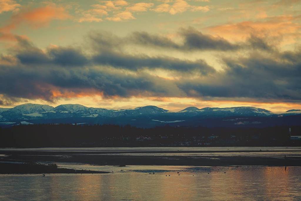 daveprothero's tweet photo. Sunset over the Beaufort's. #mountains #pnwlife #pnwcollective #explorebc #thelocalview https://t.co/KWh0x0fzys https://t.co/aSEcVE2Px9