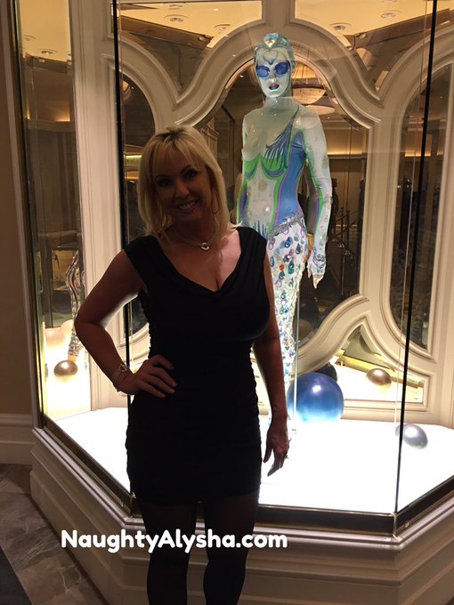 Outside the "O" theater, about to watch Cirque du Soleil's O. https://t.co/iMf9B1AWgj