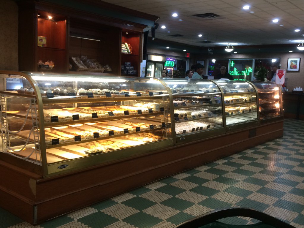 BCNY212's tweet photo. #EatingMiami #Versailles #LaCarreta #CalleOcho https://t.co/aiA0F1H8Tw