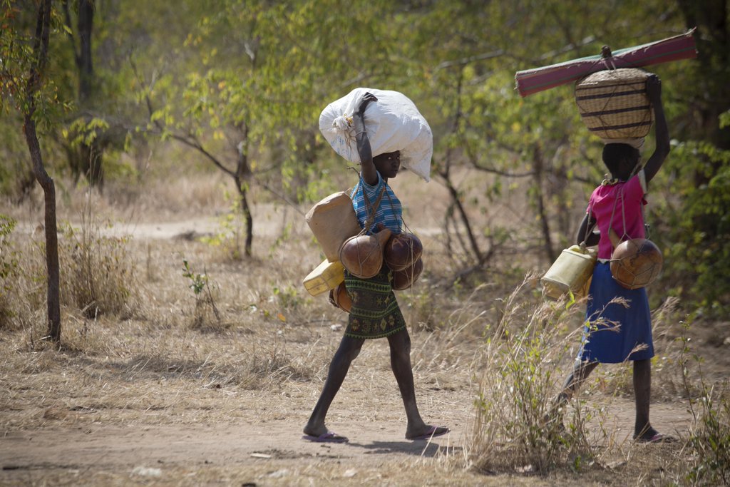 UNICEF's tweet image. Water collection is a burden for #SouthSudan women &amp;amp; girls. These girls walk up to 10 kms a day. @unicefssudan