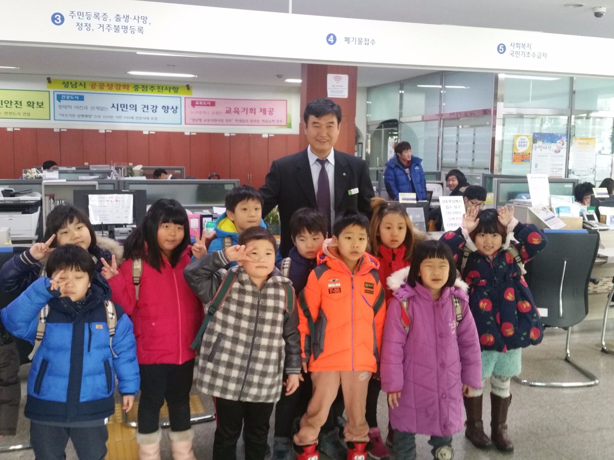 0a0a7ccf's tweet photo. 우유팩을 재활용해서 휴지로 만든다는 걸 아시나요? #성남시 #상대원2동 대원어린이집 아이들이 조그만 가방에 모아 온 우유팩을 휴지로 바꿔갔어요!
자연을 사랑하는 법을 배우러 온 아이들이 정말 귀여웠답니다. https://t.co/tGE2tKGfQK