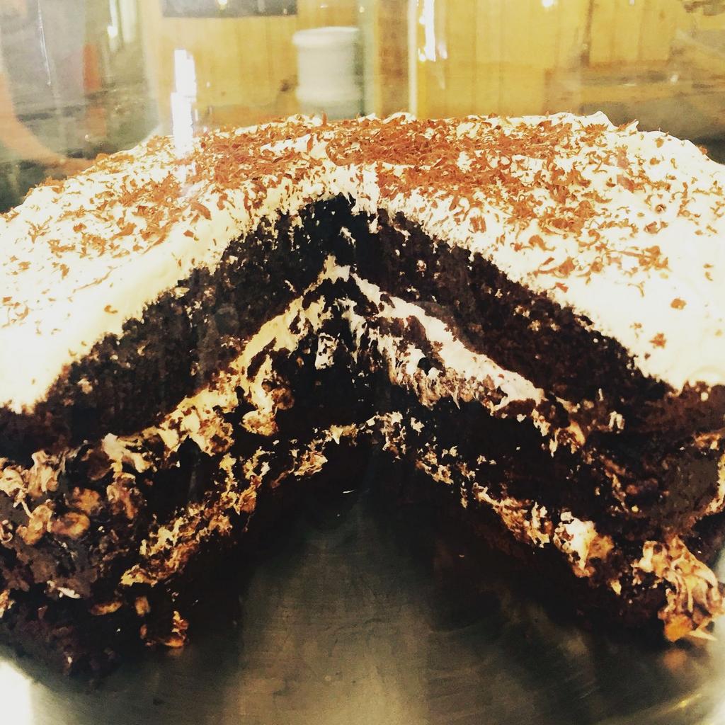 61plusate's tweet image. Chocolate rice crispy &amp;amp; nougat cake #happyMonday #sweettooth #cake