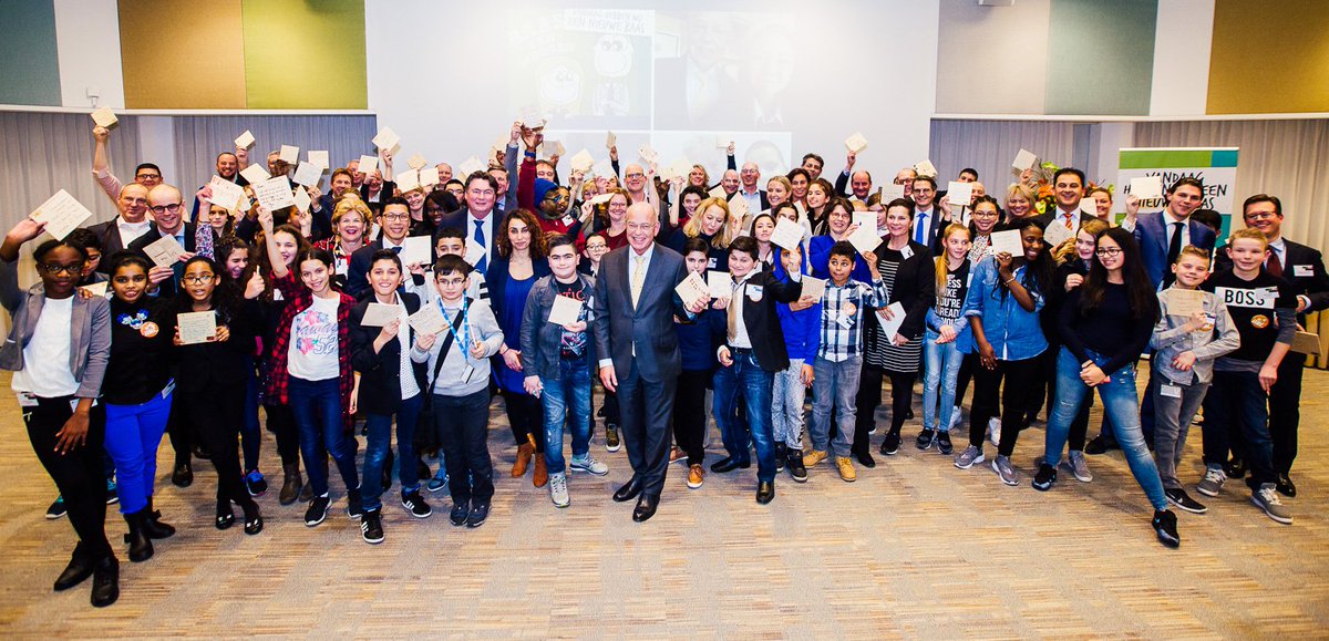 JINC's tweet photo. 1, 2, 3.. SMILE! Een mooie groepsfoto mag natuurlijk niet ontbreken! #JINC #BaasvanMorgen conferentie bij @ABNAMRO. https://t.co/6OLEwKd21O