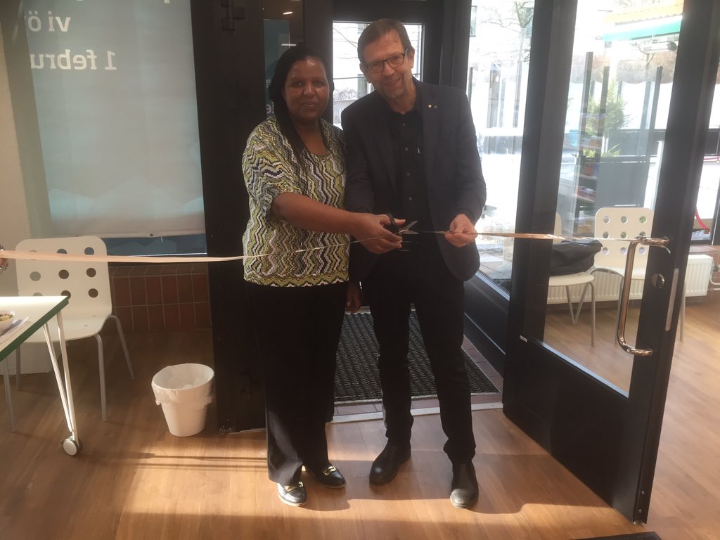 Invigde idag apoteket i Helenelund #sollentuna Med VD Kellen Njeru @ViiSollentuna <a href="/mittisollentuna/">Mitt i Sollentuna</a> <a href="/apoteksgruppen/">Apoteksgruppen</a>