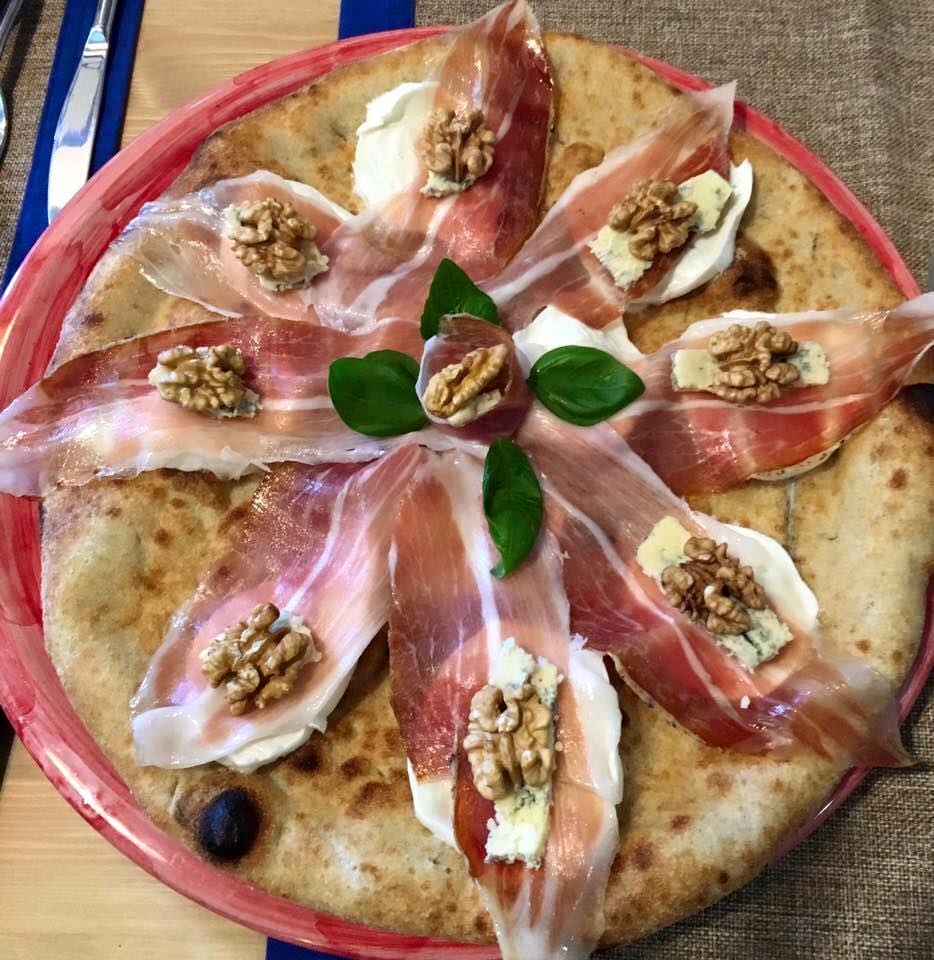 GourmetVesi's tweet photo. La nostra #pizza è fatta solo con #farine macinate a pietra da #grano 100% italiano da agricoltura #biologica https://t.co/f7TsjXI4Vr