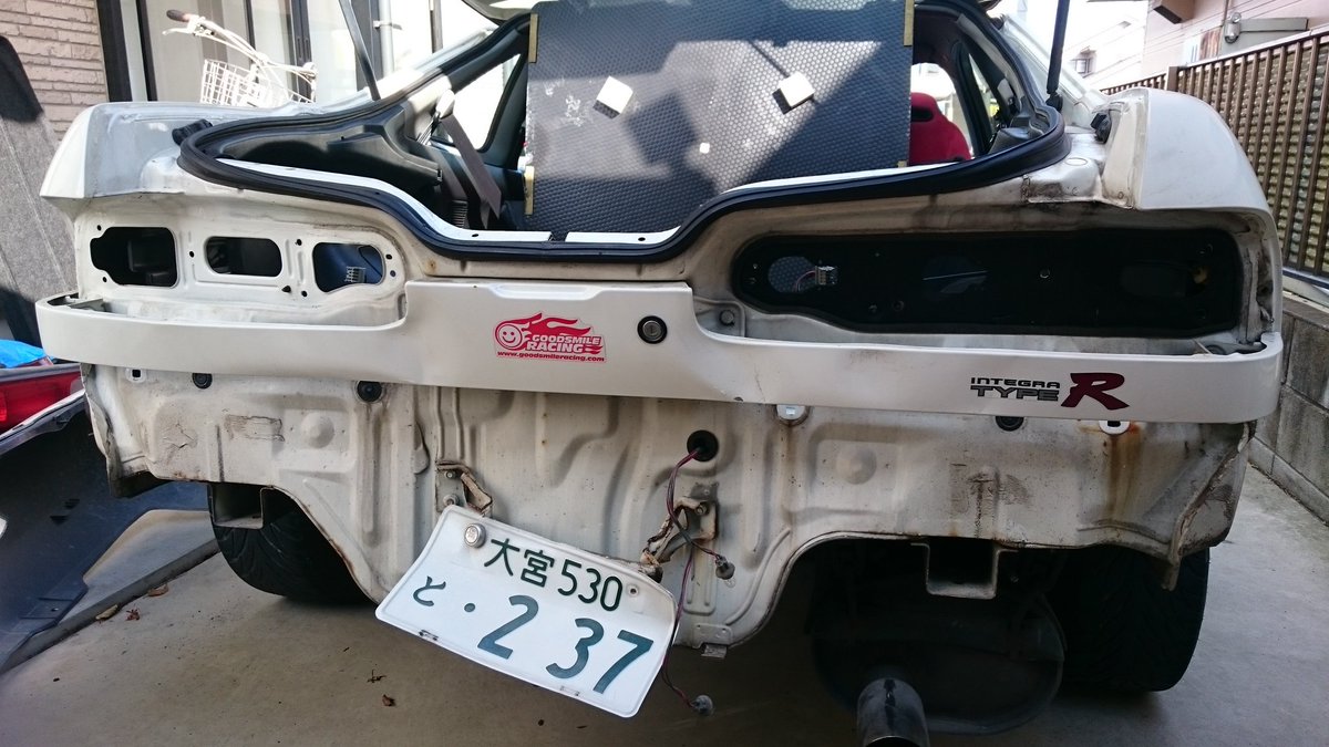 夢見のわーるは救われない 車の修理費3万とか バンパー擦った くらいだろとか思われそうだけど これがこうなってこうなってこうじゃ 修理工場のスタッフさんに よく分解してここまで自走してきましたねって言われるくらい頑張ったんじゃい T Co