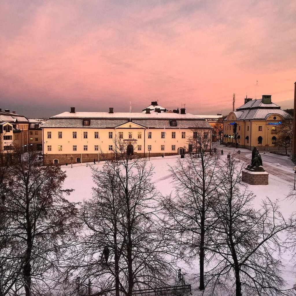deeped's tweet photo. Rosa himmel. #falun #falukommun #upftw https://t.co/KAPL8ilvdK https://t.co/JeVleARIoP