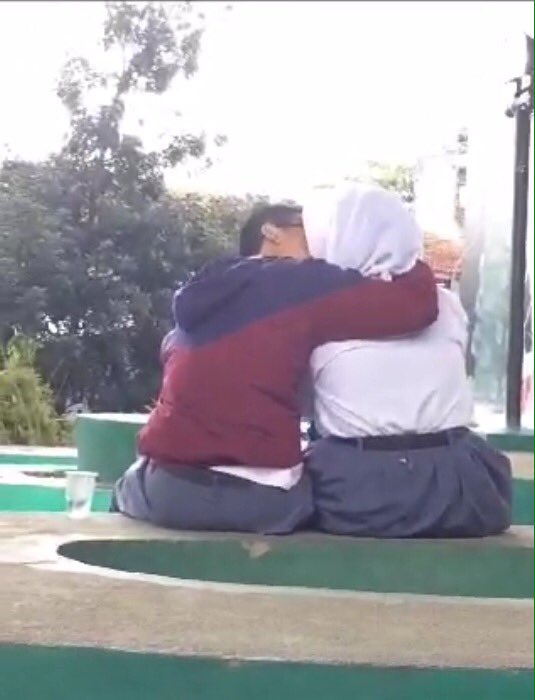 radentisara's tweet photo. Bapak, ini kejadian barusan di taman film bandung @ridwankamil @infobdg https://t.co/vDtynvSOOr