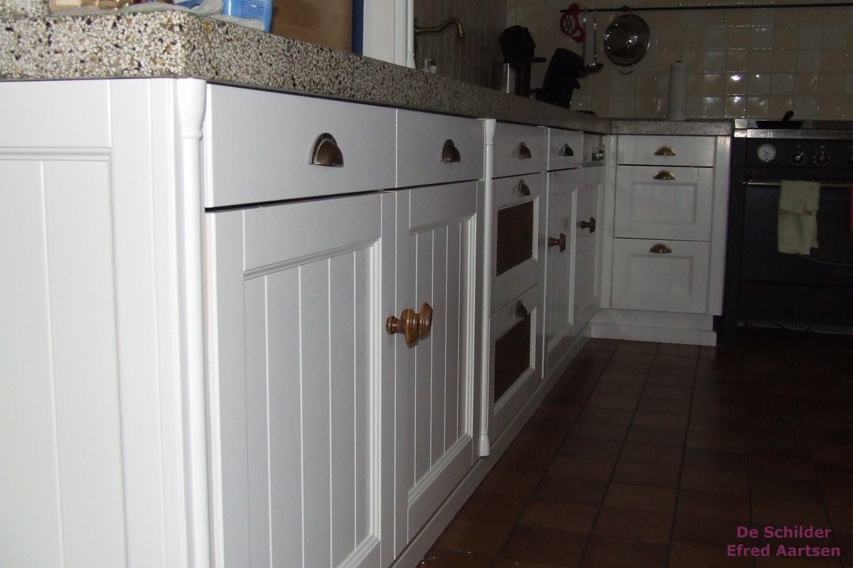 Onlangs heb ik een mooie landelijke keuken mogen schilderen. Met een harde lak, extra krasvast en handvetbestendig.