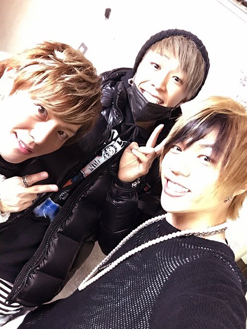 Nishizawa_N_'s tweet photo. 昨日の柏PALOOZAにて
BACK TRICKさんと♪
ダイスケくんだけ後頭部とピースのみになってしまったから早く次会った時にお顔も拝見させて頂きたいと思います!笑
ありがとうございました☆
#BKTK
#WAVE https://t.co/JMZ1GPXkAE