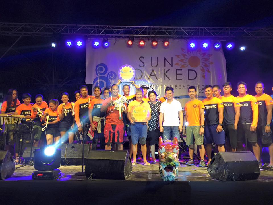 PCGDRAGONBOAT's tweet photo. The @PCGDRAGONBOAT with Cong #RonaldVSingson, swept Champ and 1st RU #SunSoakedIlocosSurBeachFest2016 CHEERS! https://t.co/W899EuHVKT