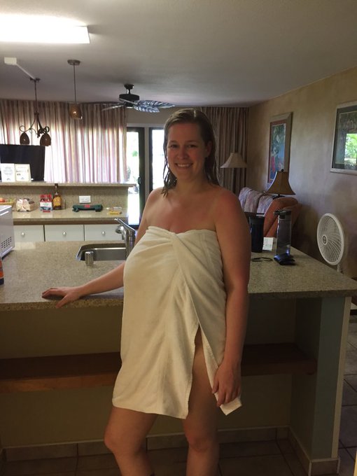 Sunburnt! Who wants to rub lotion on me? https://t.co/elks8ILFuO<a href="/tag/camgirl"class="tags"><span>#camgirl</span></a>