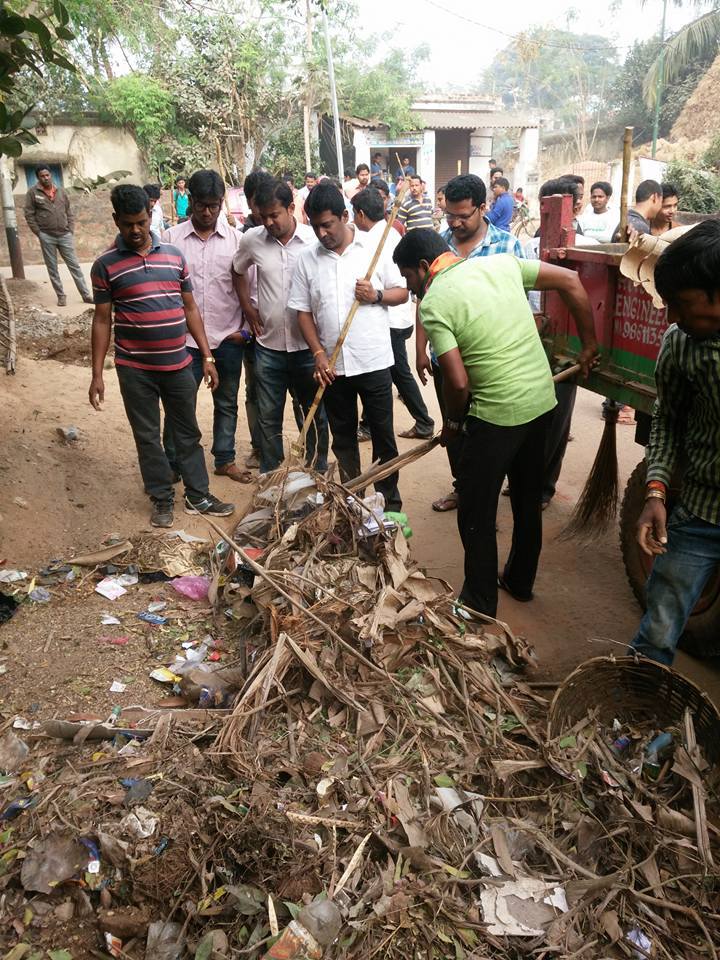 SwachhaBBSR's tweet photo. Members of family will keep their house clean,but they will not be interested in neighbours. @dpradhanbjp @AmitShah https://t.co/Lu4MVG9JGP