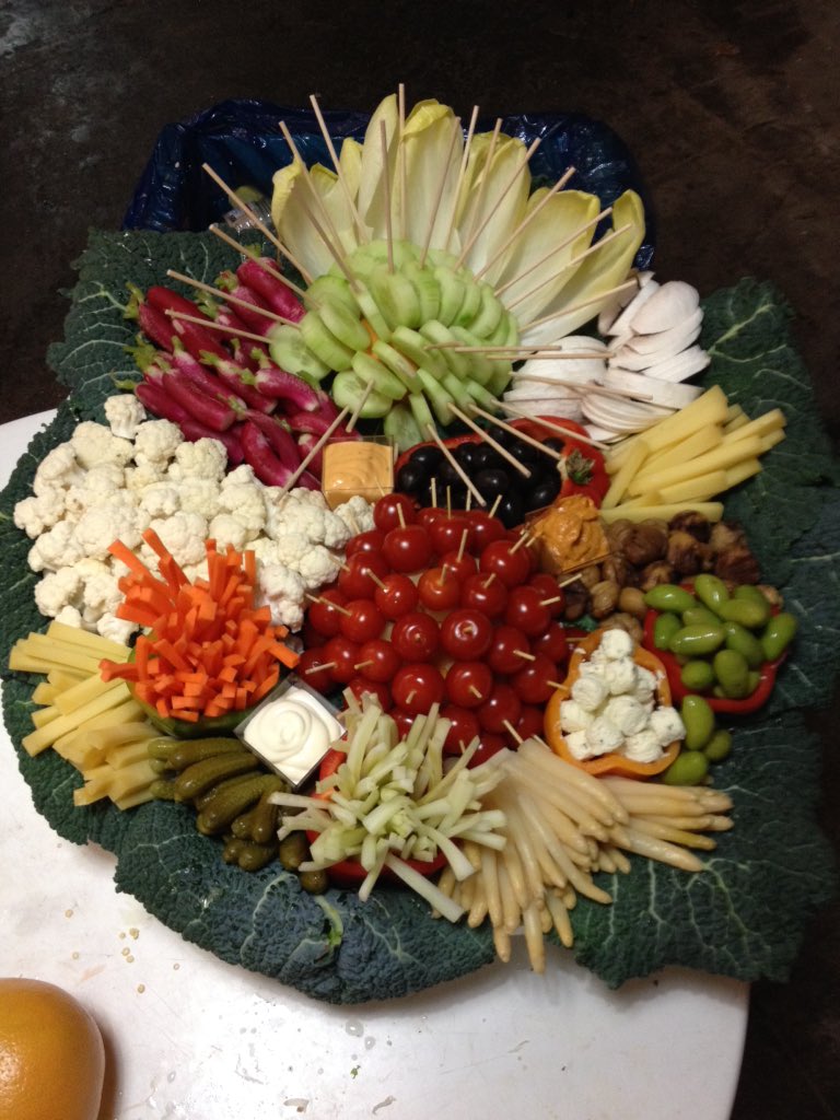 ChezBanane's tweet photo. Compo de crudités #apero #mangerpropre #crudité https://t.co/Ab47xotHsH