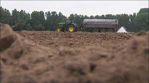 Radio2OVL's tweet photo. #plattelandsdichter @oost_vlaanderen #PaulDemets @GemeenteZulte zal ook de soms verborgen armoede in poëzie gieten https://t.co/SzVtIyWnIL