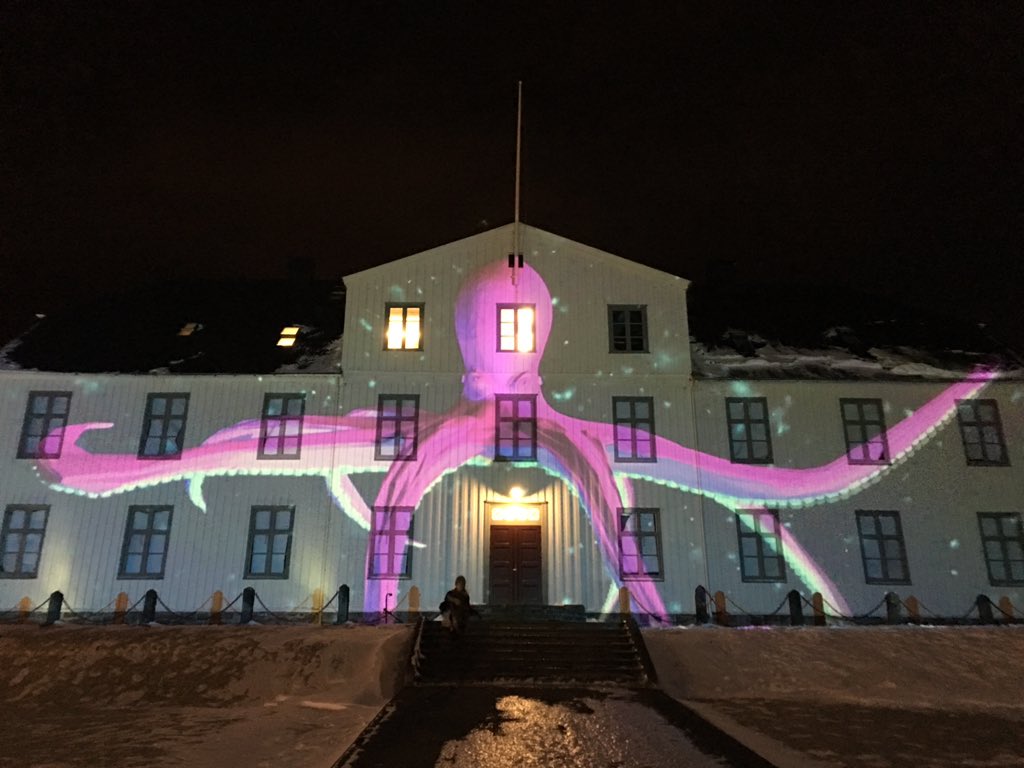 MONSTER S/O Á GABRÍEL BACHMANN!!!!

Hann gerði þetta allt að raunveruleika, ótrúlegur heiður að vinna með honum.