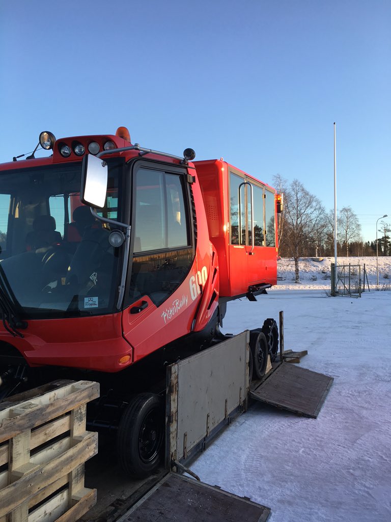 Winn_Marketing's tweet photo. Då lastar vi en PB600 med personkabin! #pistenbully https://t.co/B5HS3Qz9o2