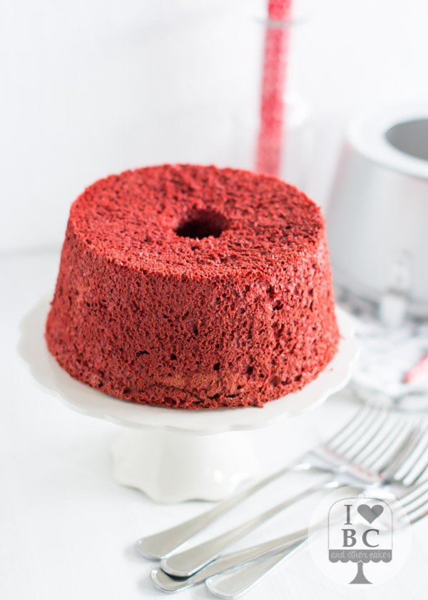 Arrancamos el Lunes con este Red Velvet Angel Food Cake!  ilovebundtcakes.com/red-velvet-ang…