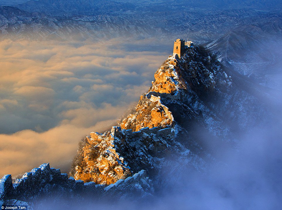 How about this winter sunrise over the Great Wall? Did you know we organize tasty French picnics on the wall?