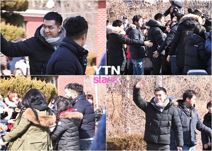 RT <a href="/AIREN_fanclub/">👑이승기 공식팬클럽 아이렌👑</a>: 이승기 보낸 팬들 현수막 "축구한 얘기 밤새 들어줄게" | 다음 연예 v.media.daum.net/v/201602011608…