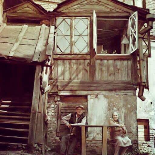 Ama ben eski zaman aşığıyım. Sevmek kadar katlanmak da gelir    elimden. ( O. Rıfat)