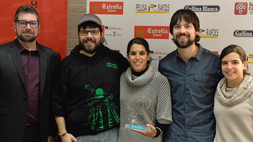 barometreCAST's tweet photo. Amb els @CastellersSAFA trofeu Baròmetre2015 colla de 8 #NitdeCastells16 #castellers https://t.co/DBv4pbC4lN