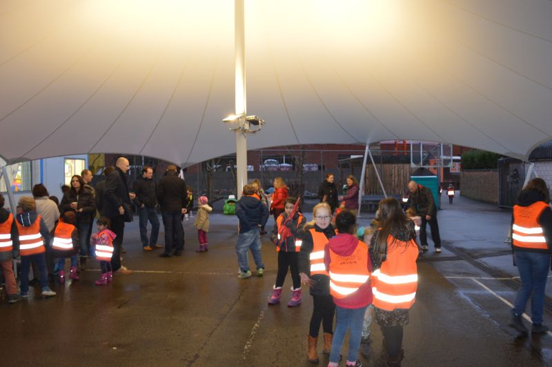 De leerlingen van de Octopusschool kunnen weer buiten spelen als het regent. Met dank aan deze fantastische tent!