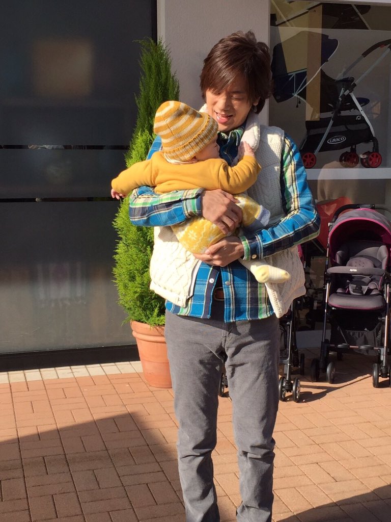 Daigoが 新米パパ姿 をtwitterで公開 ぎこちない姿に反響 ライブドアニュース Daigoが 新米パパ姿 をtwitterで公開 ぎこちない姿に反響 ライブドアニュース