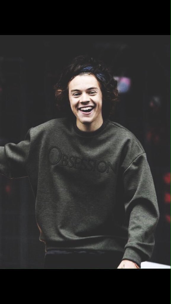 whatsgucchee's tweet photo. Happy Birthday @Harry_Styles   🎂❤️❤️ Hope you have a good day. 
#HappyBirthdayHarryStyles https://t.co/GCQ2O33DyZ
