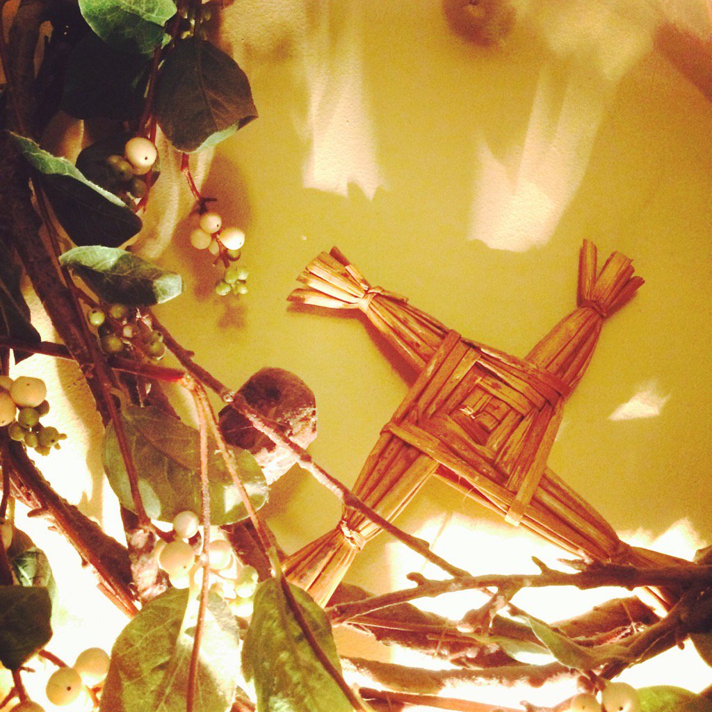 dubliner24's tweet photo. La sona Bhride. Beannachtai #Imbolc #Ffraid #druidess #Druid #CellDara #kildare #flame #fire #crosogBhride https://t.co/wrHJhEpwl6