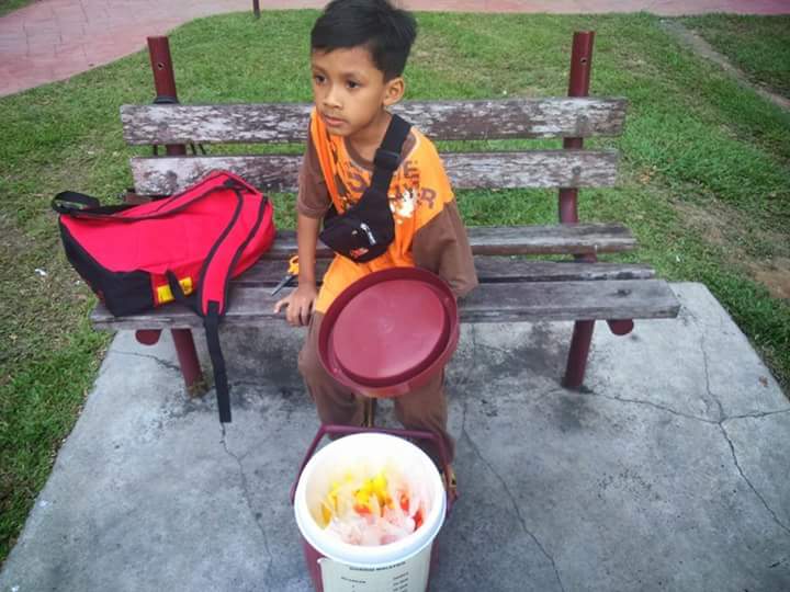 MalayFoodHunter's tweet photo. Luqman bukan nak susahkan mama. kalau boleh nak usaha sendiri. Bertuah ibubapa luqman mempunyai anak sepertinya. https://t.co/a2iuYXVj8H