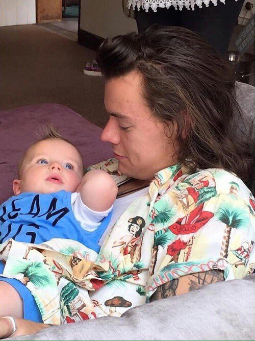0201directioner's tweet photo. @Harry_Styles  Happy birthday Harry!!🎂 Have a good time😊 I wish you the best❤️
All the love.x https://t.co/CuUuxkfLm4
