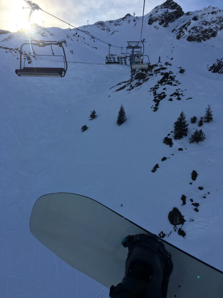 jeanm4t's tweet photo. Je sais pas exactement ce que c’est mais cette @WedzeOfficial gagne à être toute blanche #snowtest @les7laux #ohohoh https://t.co/m7r0zQPDR5