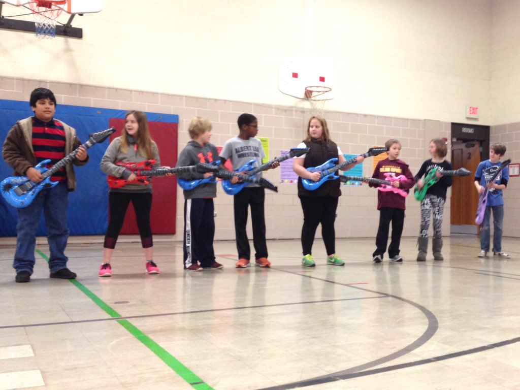 KristenSeeger's tweet photo. The Lakeview Rockers entertaining the crowd during our I Love to Read kick-off! #lakeviewreads2016 #alasconnected https://t.co/8KQ4UIWzBw