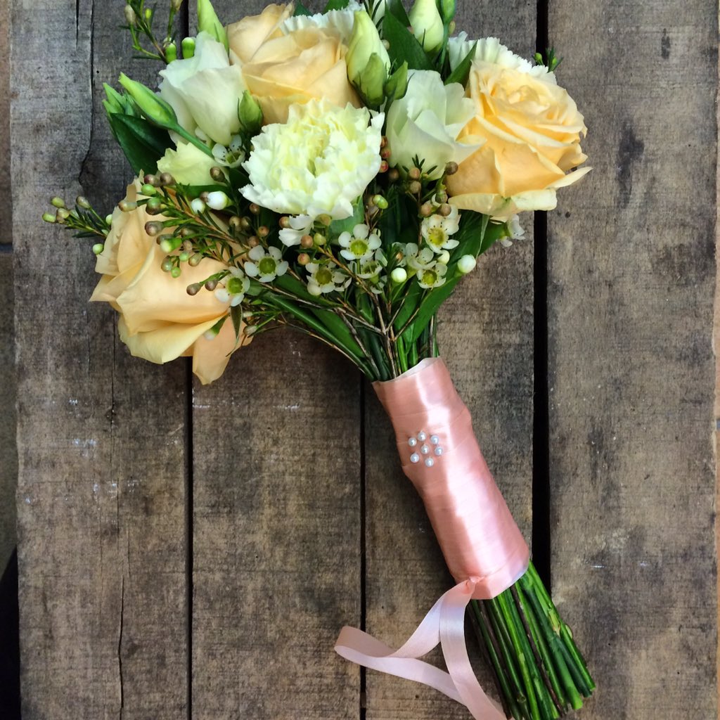 farehamflowers's tweet photo. This weekends wedding. #wedding #rose #peach #waxflower #lisianthus https://t.co/k4pvdRubae