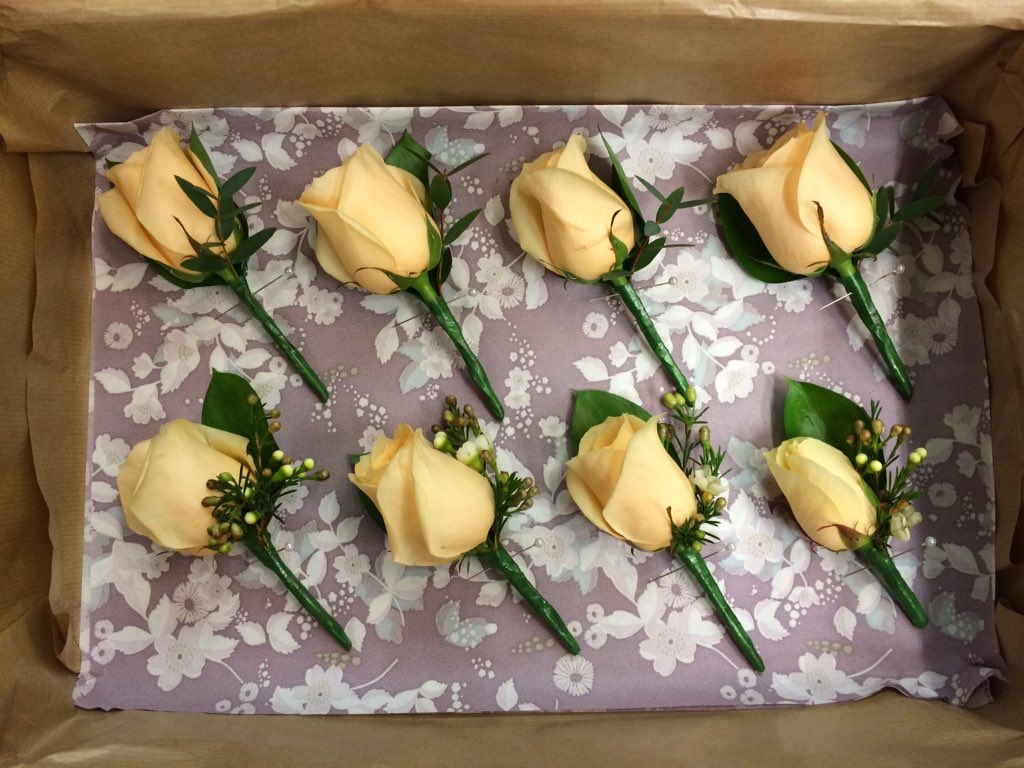 farehamflowers's tweet photo. This weekends wedding. #wedding #rose #peach #waxflower #lisianthus https://t.co/k4pvdRubae