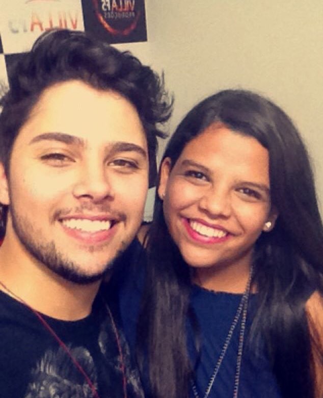InfoRVianna's tweet photo. Fotos do Renato com fãs no show da Villa F5 ❤️ https://t.co/R7YjNabSu5