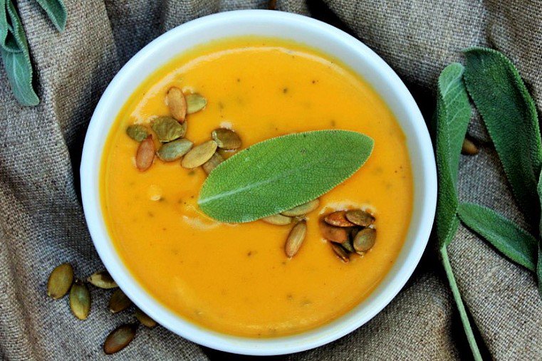 Šonedēļ ēdam saulaino ķirbi ar veselīgo salviju - riekstu ķirbja un salvijas krēmzupa ar grauzdētām ķirbju sēklām.