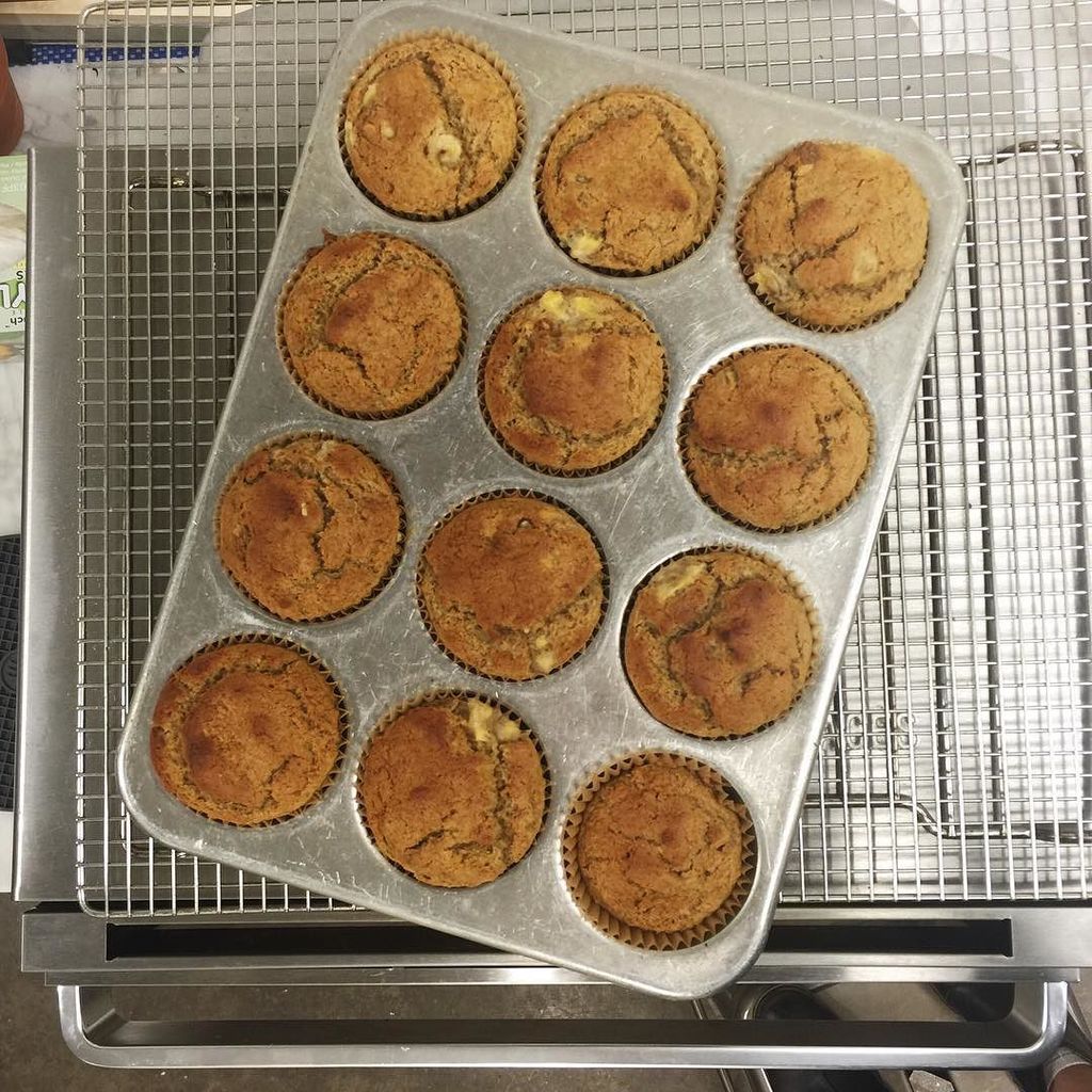 Banana-walnut muffins, looking exceptionally cheery and perfect this Monday morning. 👋🏼#no… ift.tt/1JTCvmF
