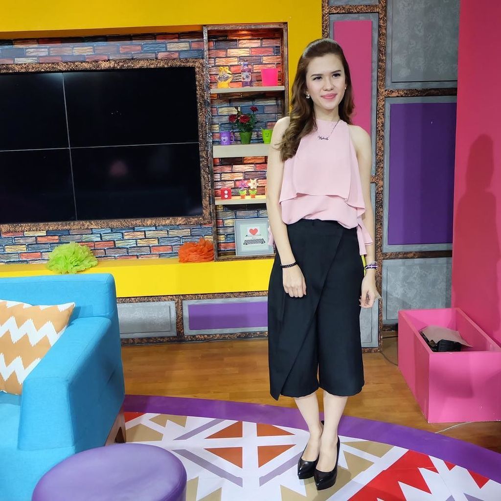 InstaArtis's tweet photo. #MichelleJoan: Thank you for watching me @rumpi_ttv 😊

I'm wearing top and culotte by @heiress_id https://t.co/3jJlt9TqAk
