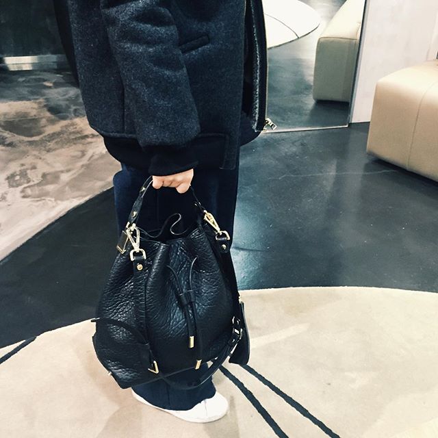 GoldenLaneBag's tweet photo. #regram from stunning #goldenlanegirl with #goldenlanebag @1155seoul
Black #bucketbag #goldenlane #followthebuyers https://t.co/b3JIV6mnb3
